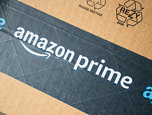 Amazon-Paket mit Prime-Logo