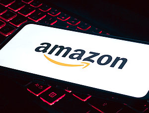 Handy mit Amazon-Logo auf Tastatur