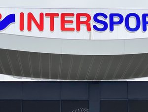 Intersport Logo an Geb&auml;ude