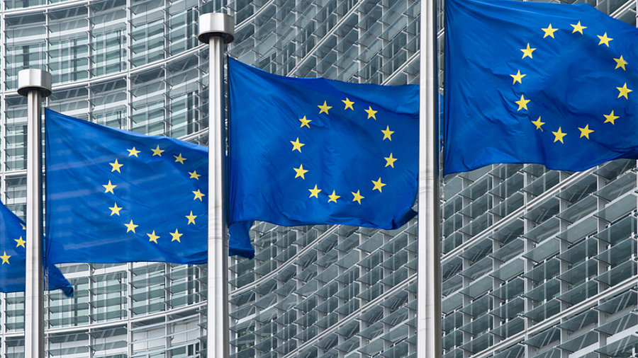Flaggen vor dem Geb&auml;ude der EU-Kommission