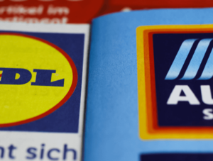 Logos der Discounter Aldi S&uuml;d und Lidl auf Werbeprospekten: Discounter standen k&uuml;rzlich vor Gericht