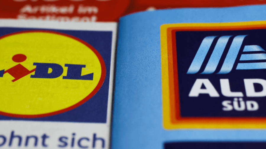 Logos der Discounter Aldi S&uuml;d und Lidl auf Werbeprospekten: Discounter standen k&uuml;rzlich vor Gericht