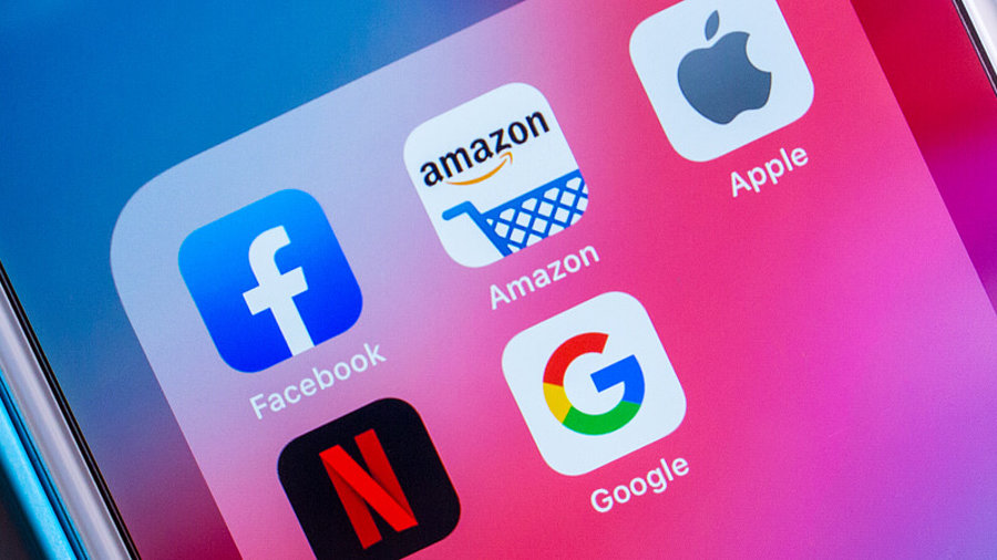 Facebook, Amazon, Apple und Google als Apps auf einem Smartphone