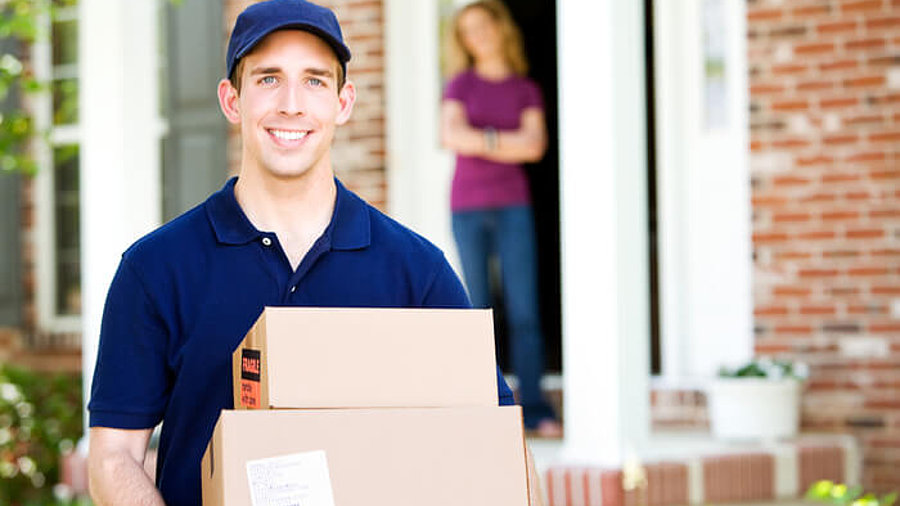 Paketbote an Haustür