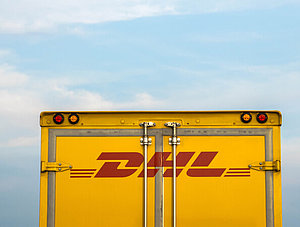 LKW des Logistikers DHL