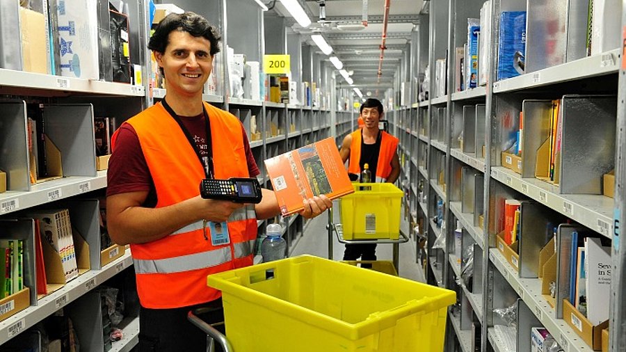 Amazon-Mitarbeiter im Lager