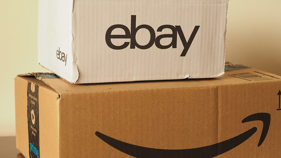 Zwei Kartons übereinander: eins von Amazon, eins von Ebay