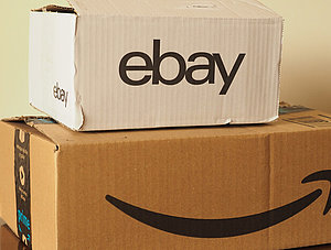 Zwei Kartons übereinander: eins von Amazon, eins von Ebay