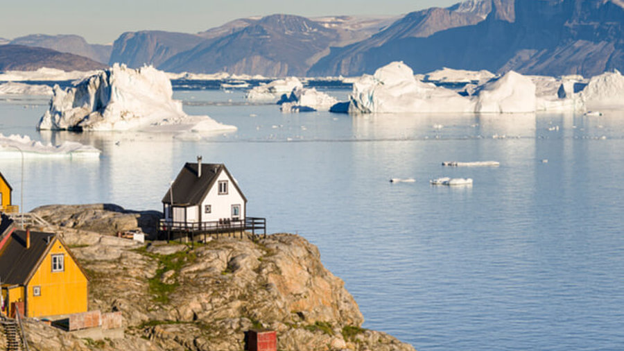 Nuussuaq-Halbinsel Grönland mit Eisbergen im Wasser