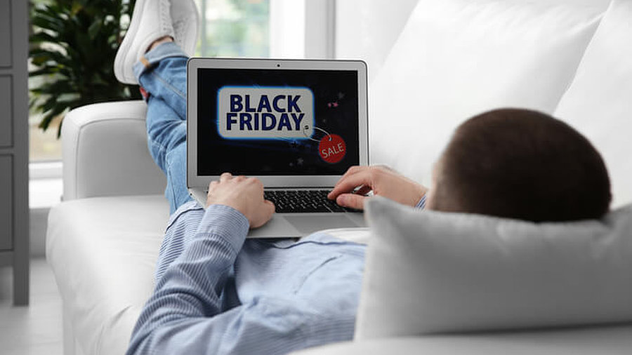 Mann mit Black Friday auf Laptop 