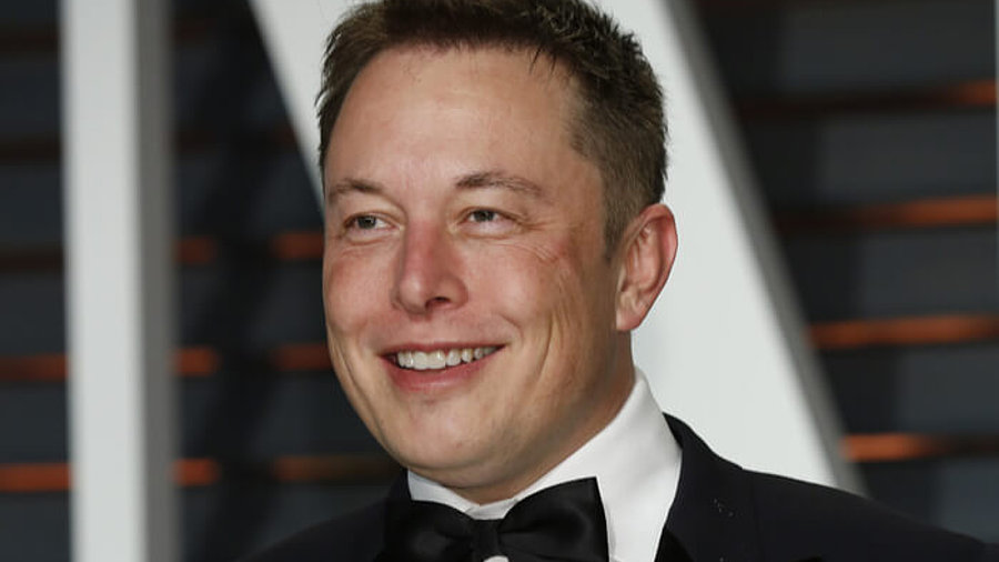 Elon Musk lacht im Smoking