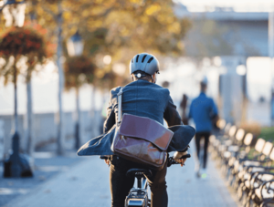 Pendlervorteil: Mann in Geschäftskleidung auf einem Fahrrad