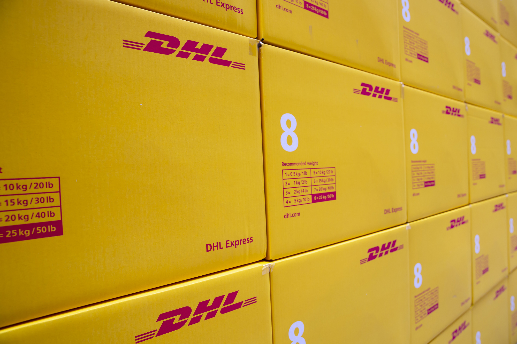 Gestapelte Pakete mit DHL Express Logo