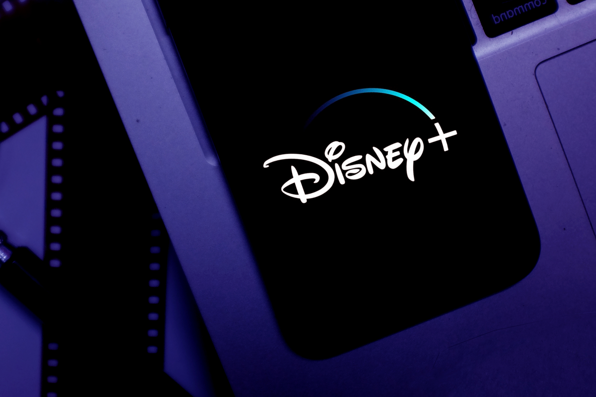 Disney+ Logo umgeben von Filmrollen.