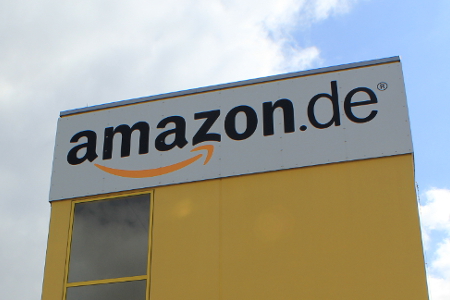 Amazon Logo am Turm