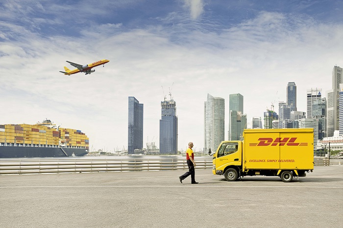 DHL-Transporter vor Skyline