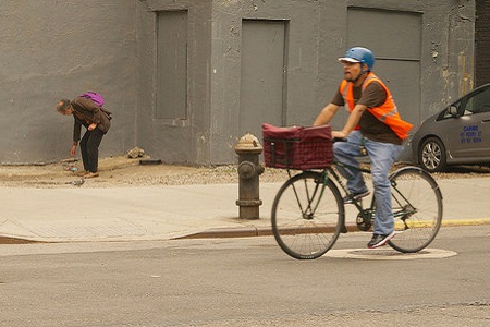 Mann auf fahrrad fährt Paket aus