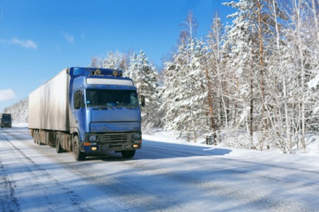 LKW auf Schneestraße