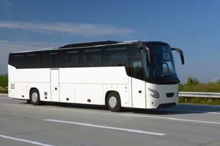 Fernbus auf der Autobahn