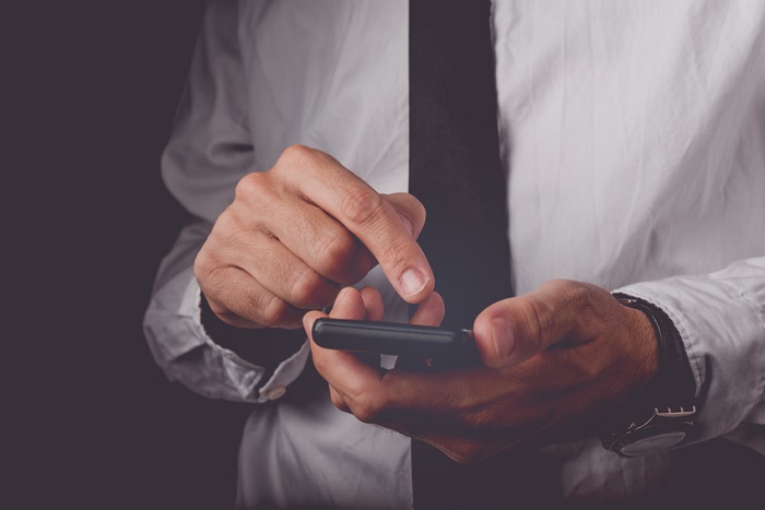 Geschäftsmann mit Smartphone