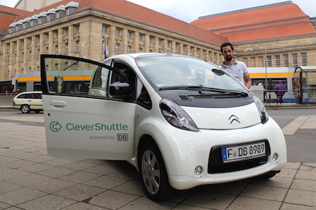  CleverShuttle-Fahrzeug und Fahrer