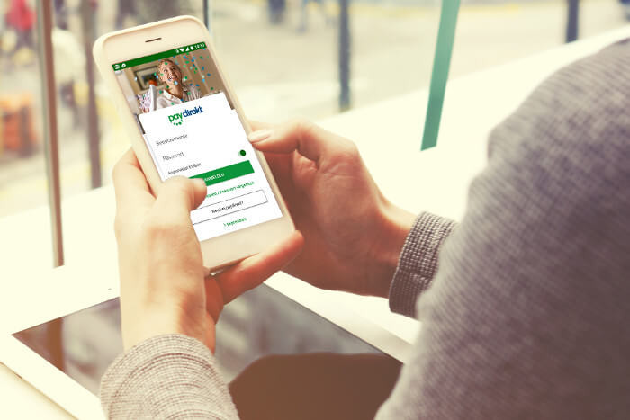 Person hält Smartphone mit der Paydirekt-App drauf