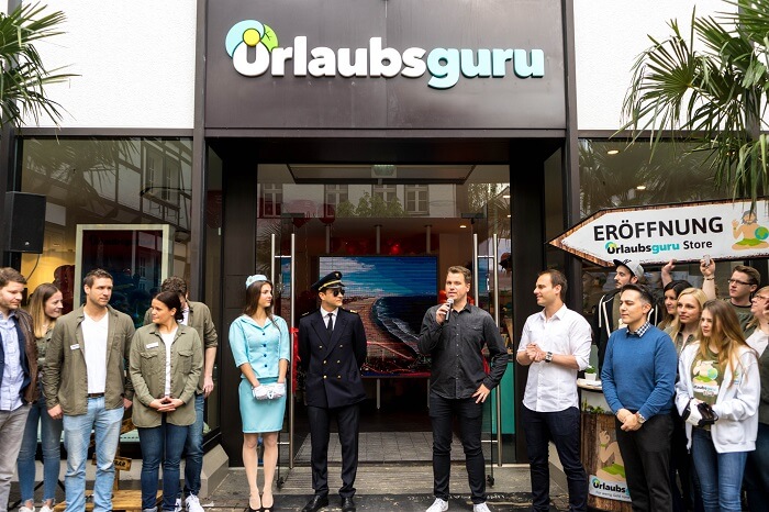 Gründer Daniel Krahn und Daniel Marx begrüßten vor dem Urlaubsguru Store. 