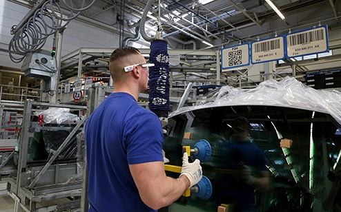 VW setzt Datenbrillen in der Logistik ein.