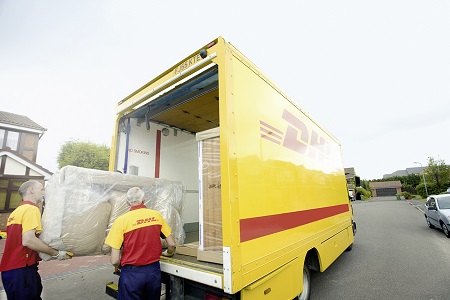 DHL-Paketmitarbeiter