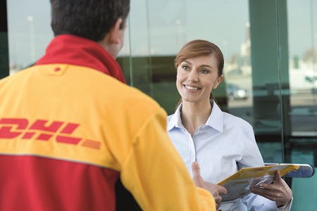 DHL Bote bringt Paket