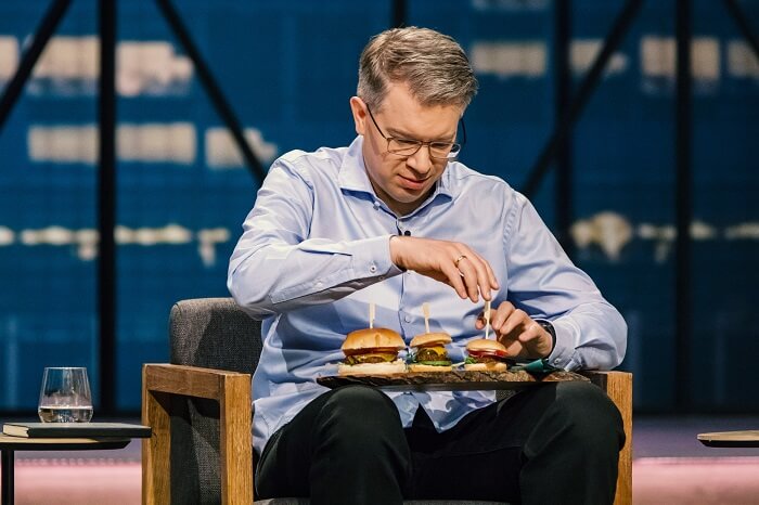 Frank Thelen mit einem Insektenburger