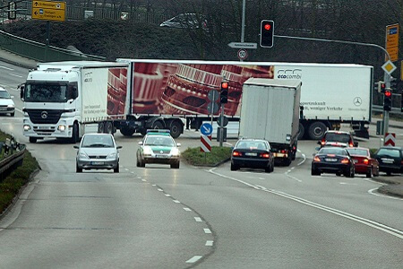 Gigaliner auf Straße