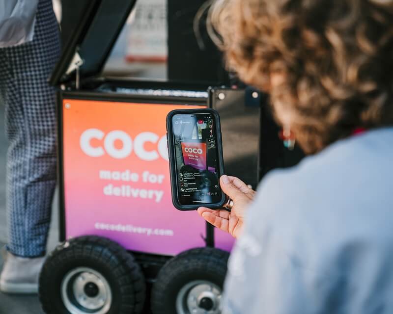 Coco Lieferroboter Entnahme mit Smartphone