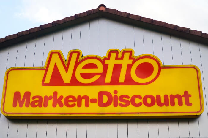 Unternehmenslogo des Discounters Netto an einer Hauswand