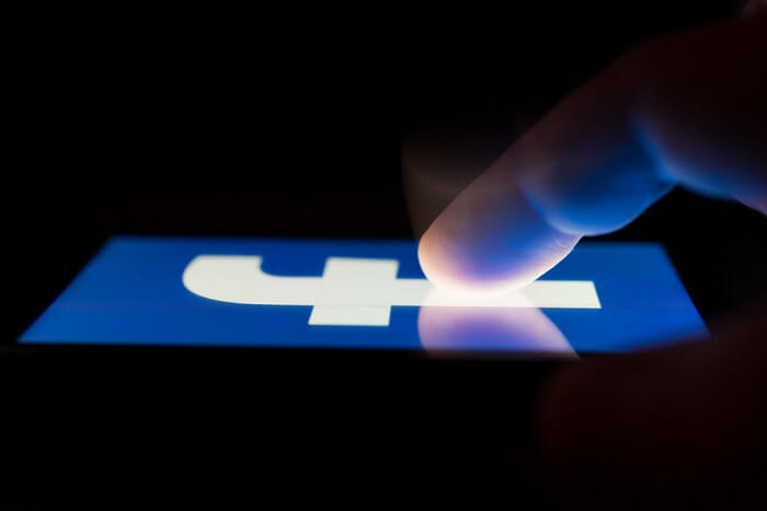 Facebook-Logo auf einem Smartphone