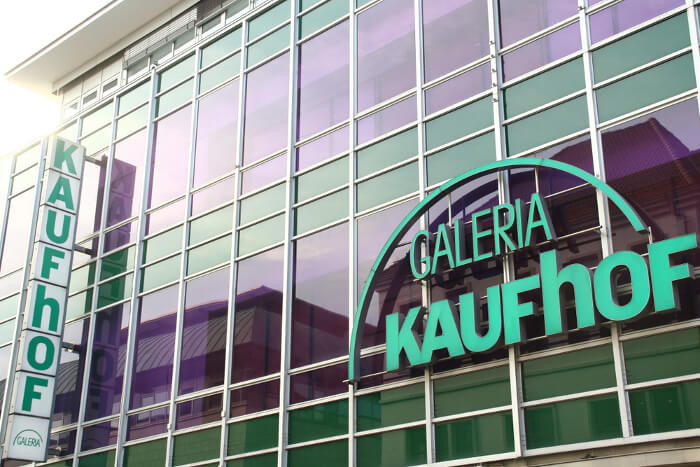 Firmenlogo Galeria Kaufhof an einer Hausfassade