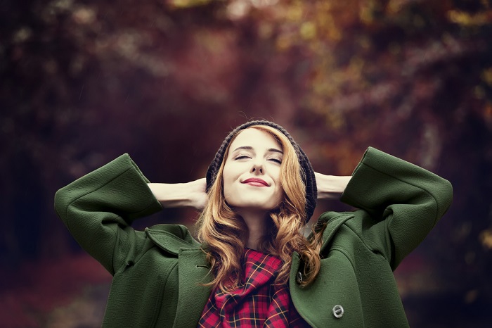 Lady genießt das Herbstwetter