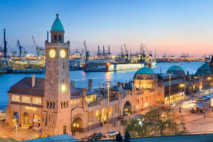 Hamburg, Landungsbrücken und Hafen bei Nacht