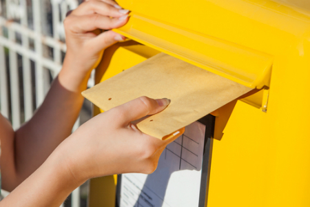 Nahaufnahme Post-Briefkasten