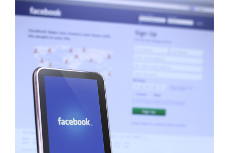 Facebook auf Smartphone und Desktop