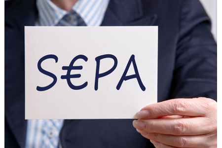 Mann mit SEPA-Schild in der Hand