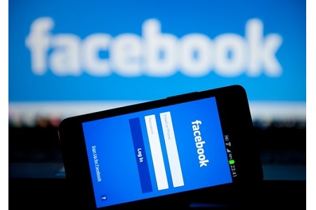 Facebook auf Rechner und Smartphone