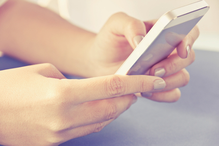 Frau mit Smartphone