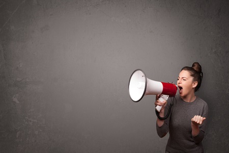 Frau mit Megaphone