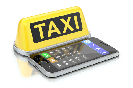 Taxischild neben Smartphone