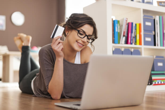 Frau beim Online-Shopping