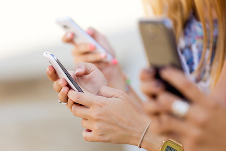 Menschen mit Smartphones