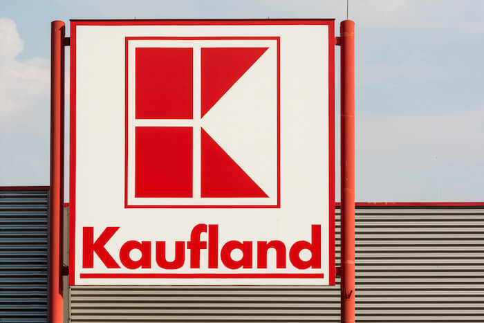 Kaufland-Logo auf großer Tafel