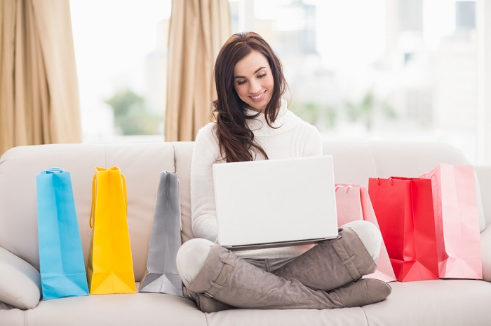 Lady shoppt Mode online