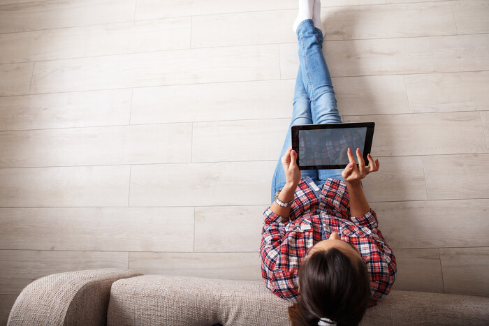 Frau mit Tablet